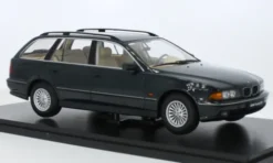 BMW 5er (E39) Touring, dunkelgrün, 1:18, Triple 9 Collection