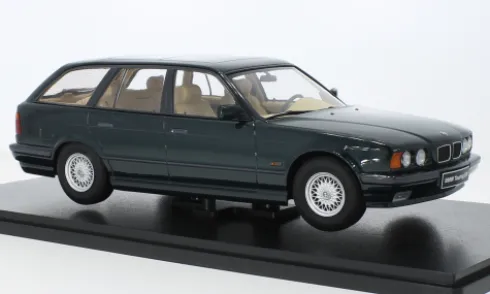 BMW 5er Touring (E34), dunkelgrün, 1996, 1:18, Triple 9 Collection