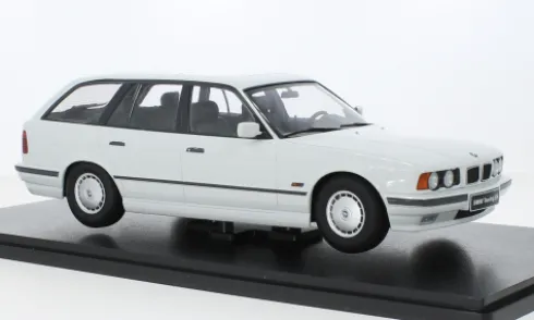 BMW 5er Touring (E34), weiss, 1996, 1:18, Triple 9 Collection