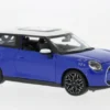 BMW Mini Cooper SE (J01), blau/weiss, 2024, 1:24, Maisto