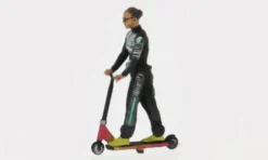 Figur Hamilton skate scooter, 2021, 1:43, Cartrix