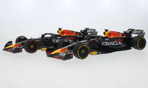 Red Bull 2er Set: RB19, Formel 1, GP Qatar, 2023, Oracle Red Bull Racing, Red Bull, #1, M.Verstappen, 1:18, Minichamps