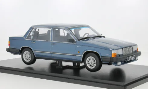 Volvo 760, blau, 1995, 1:18, Triple 9 Collection