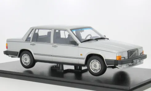 Volvo 760, silber, 1995, 1:18, Triple 9 Collection