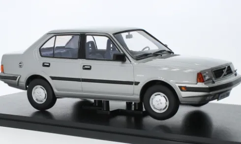 Volvo 360, silber, 1987, 1:18, Triple 9 Collection